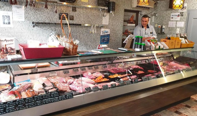 Comptoir de la boucherie BTB SA à Orsières avec son étal de viandes et spécialités artisanales