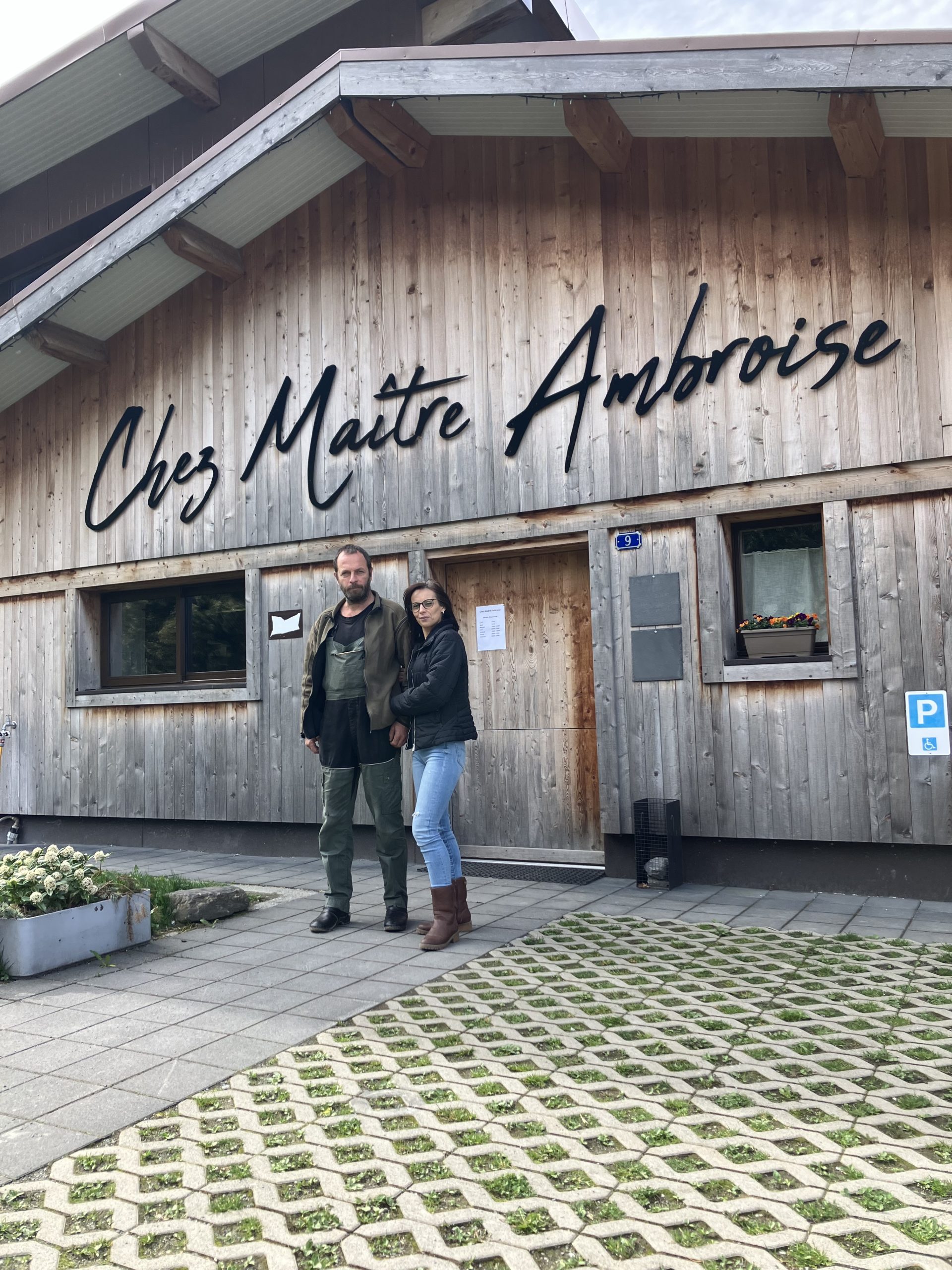 Sofia et Pep Décaillet devant leur établissement