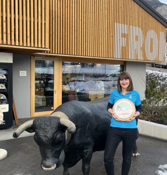 Léonie Frossard devant la Fromagerie d'Etiez à Vollèges