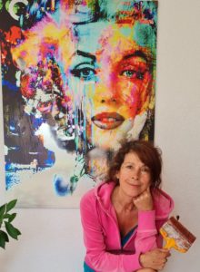 Adélia et l'une de ses oeuvres